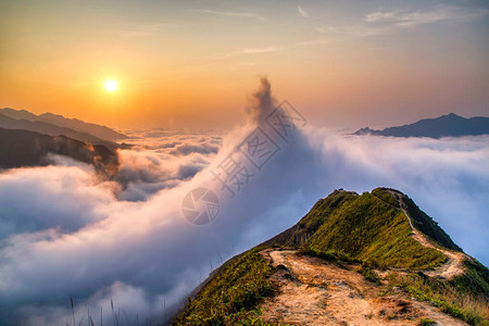 飞骑踏尘破晨雾TaXua是越南北部著名的山脉全年背景