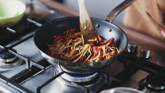 烤炒面和蔬菜在Wokpan图片