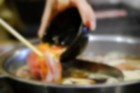 日本和牛涮锅套餐火锅的烹饪模糊背景图片