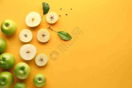 彩色背景上的新鲜成熟苹果图片