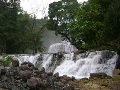 Tinuyan瀑布的侧面景象正在向河流蔓延图片