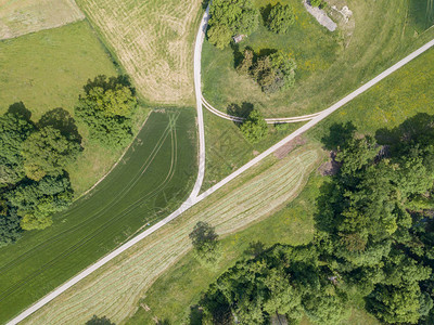 瑞士农村地貌的公路空中透视横穿图片
