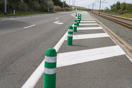 长的绿色交通屏障桶以绕行交通道路维修图片