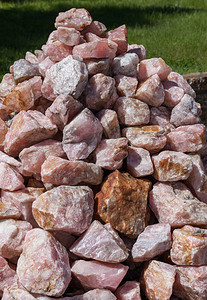 大玫瑰石英岩石堆积在阳图片