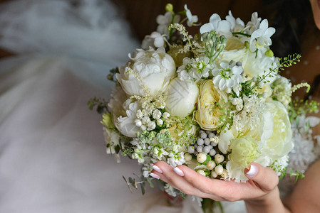 手捧一束鲜花送给新娘图片