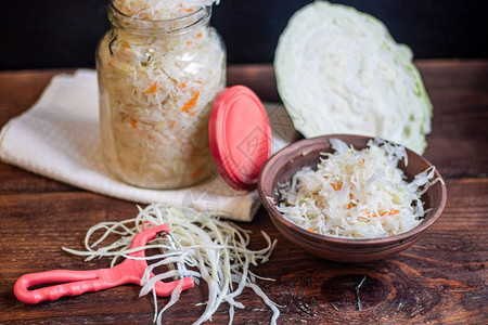 用酸白菜盘这是一种有用的发酵产品酸白菜富含维生素图片
