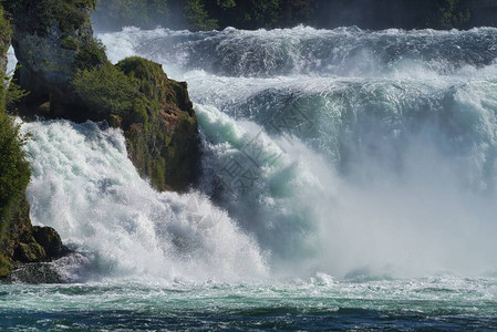 著名的莱茵河瀑布在沙夫豪森市附近的瑞士图片