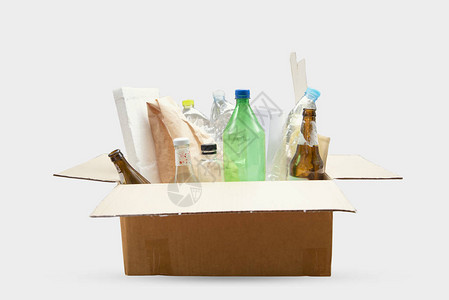 回收利用和减少生态环境的垃圾箱图片