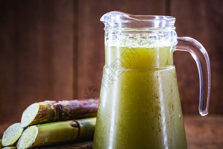 甘蔗汁或加拉帕糖是碾磨过程中从甘蔗中提取的液体来自巴西的典型饮料图片
