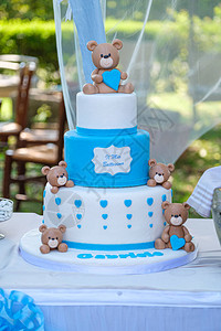 白和浅蓝泰迪熊的洗礼蛋糕图片