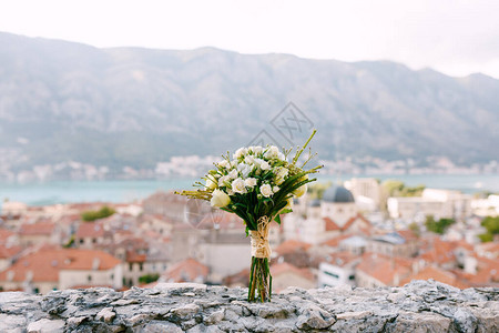 石墙上的白玫瑰和的鲜花束图片