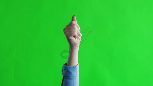 在绿色屏幕上竖起大拇指手势像积极情绪一样的认可符号素材包含纯绿色而不是Alpha通道轻松抠像手竖起大拇指的手势图片