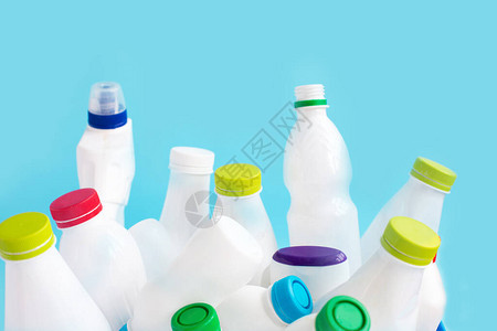 用于可回收废物的空废白色塑料瓶子图片
