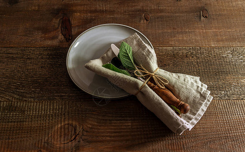 餐具勺子叉子和餐巾纸板的图片