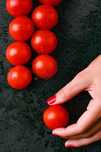 红色西红柿和女图片