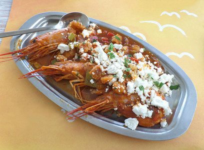 希腊Mykonos岛希腊海产食品公司生土虾与番茄橄榄和菲塔奶酪图片