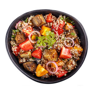 藜麦沙拉配烤茄子新鲜西红柿和红洋葱素食或素食在白色隔绝的黑碗的健康沙拉背景图片
