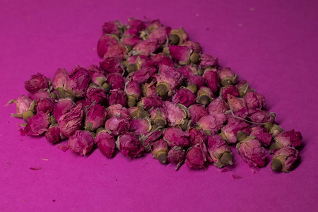 粉红背景的粉红色小玫瑰心脏形状水图片