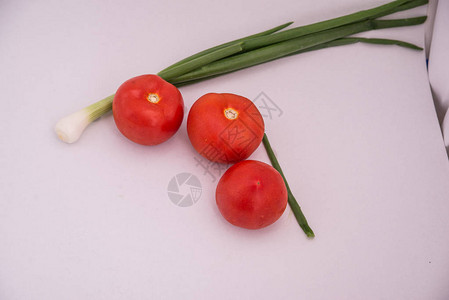 背景中的西红柿和蔬菜图片