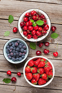 新鲜的夏季果子樱桃蓝莓和草图片