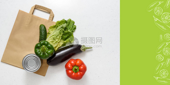 蔬菜红辣椒和青椒茄子黄瓜罐头食品和生菜放在一个纸袋上图片