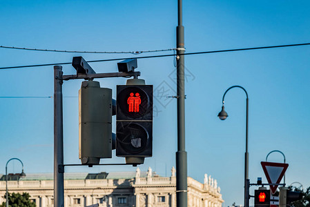 禁止行人过马路的红色交通灯图片