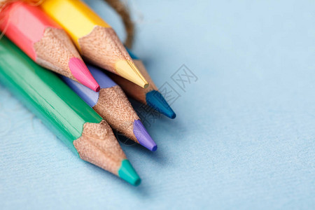 桌上蜡笔的亮色调板用铅笔绘制图片