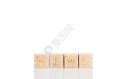 带字母的Wooden立方体News以白色背景特写图片