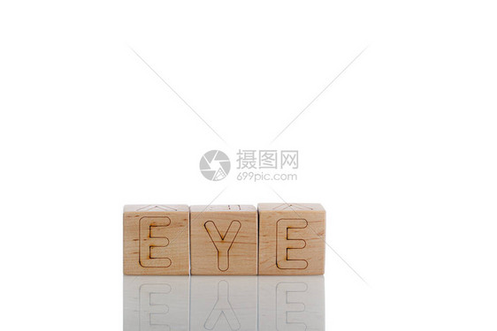 白色背景特写上带有字母眼睛的木制立方体图片
