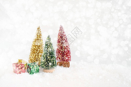 圣诞装饰圣诞贺卡装饰圣诞枞树与周围的礼物图片