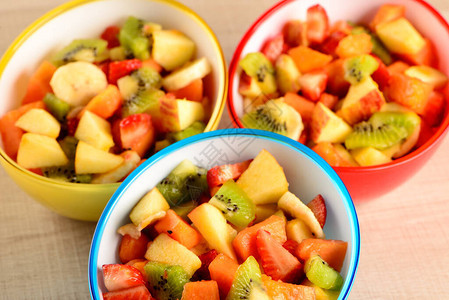 五颜六色的碗里的水果沙拉背景图片