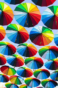 街道装饰多彩雨伞背景多图片