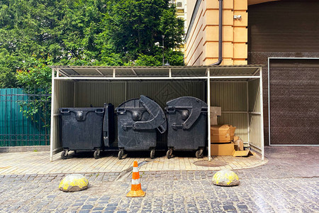 垃圾箱里装满了垃圾垃圾是一堆垃圾阳光城市的垃圾桶图片