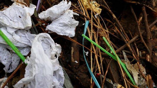 组织纸废和塑料稻草污染地面Blurry图片