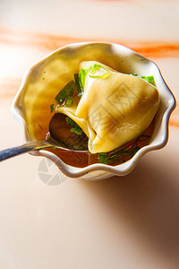 正宗中餐馄饨汤配葱背景