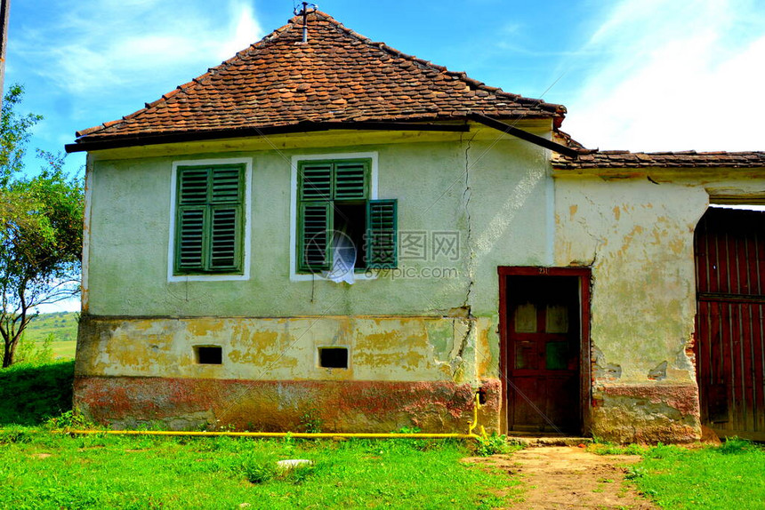 罗马尼亚特兰西瓦尼亚格罗斯申克州辛库市典型的农村景观和农民住房图片