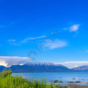 乌他湖边海岸全景远处山脉陡峭图片