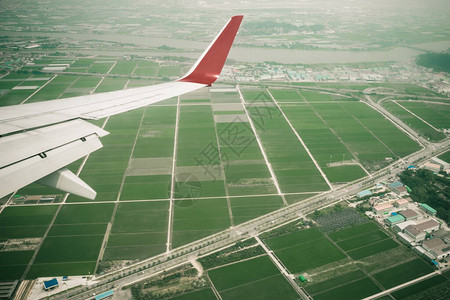 飞机过绿色的田野起飞降落飞行航空运输客运低沉背景图片