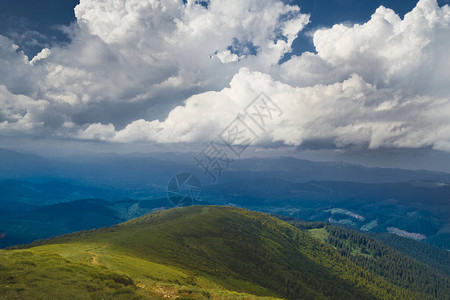 喀尔巴阡山脉美丽的夏日风景图片