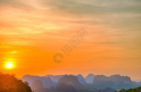 泰国地平线上的蓝色山峰环绕着美丽的戏剧日落图片