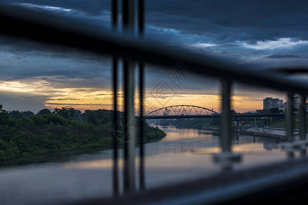 日落时跨河大桥的景象通过结构在日落图片