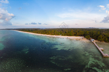 鸟瞰热带海滩岛礁加勒比海日落Kei岛图片