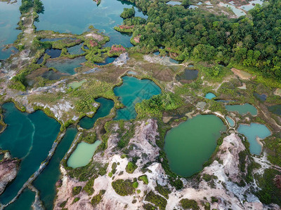 绿湖环绕着瓜尔佩泰的岩石悬崖图片