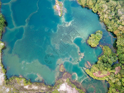 青蛙山的绿色湖泊背景图片