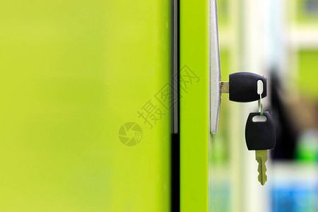 在绿色储物柜的钥匙孔中以软焦距和在图片