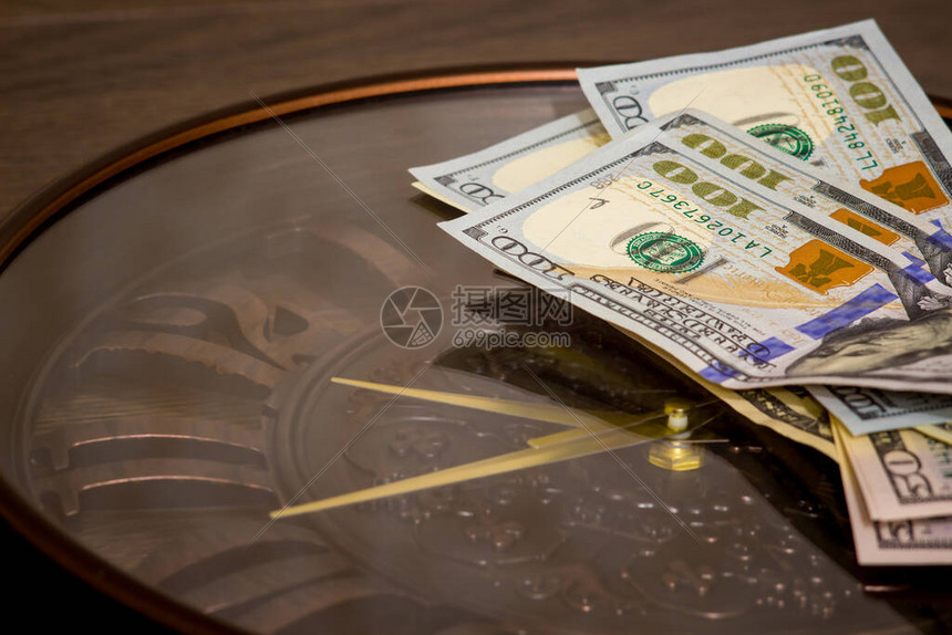 美元在大钟上赚钱的时间到了时间就是金图片