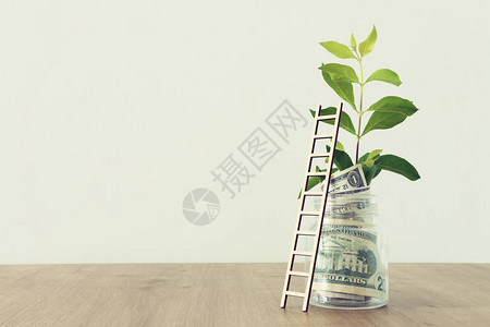 储蓄罐子和阶梯货币投资和金融增长概念的商业形图片
