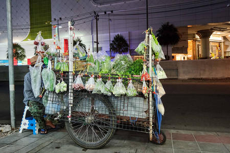 照片显示在泰国路边有一辆蔬菜车和许多蔬图片