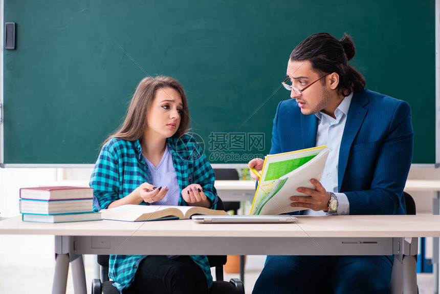 年轻英俊的教师和教室中的女学