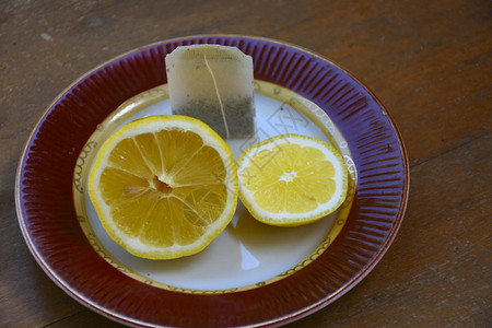 盘子上的柠檬和茶包图片
